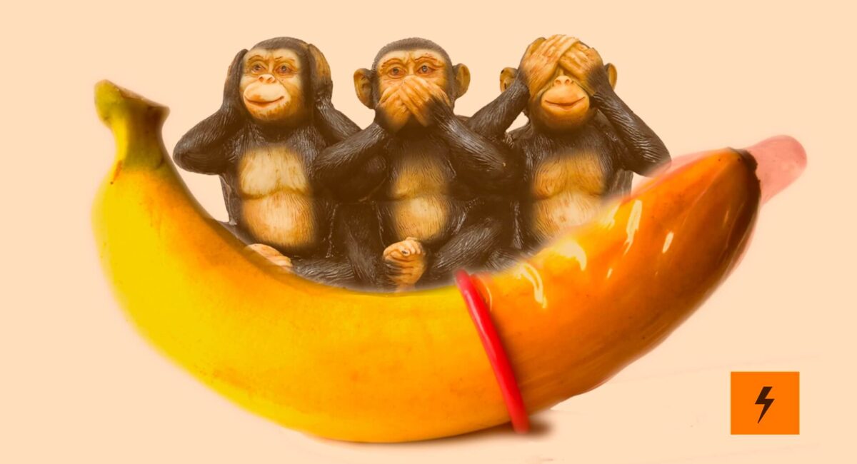 3 Affen sitzen auf einer mit einem Kondom überzogenen Banane und halten sich Augen, Mund und Ohren zu.