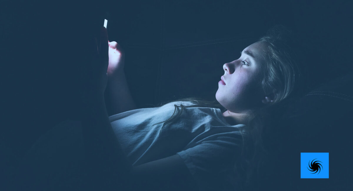 Jugendliche am Handy in der Nacht