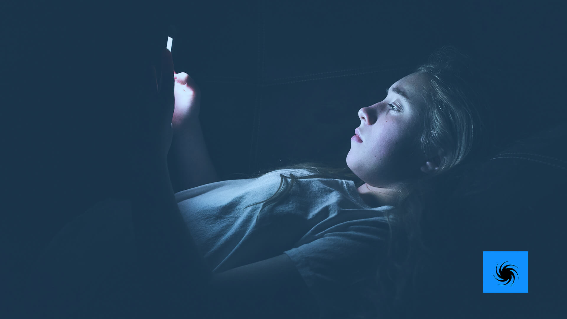 Jugendliche am Handy in der Nacht